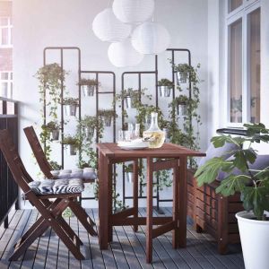 Podstawą aranżacji balkonu są stół i krzesła. Fot. IKEA
