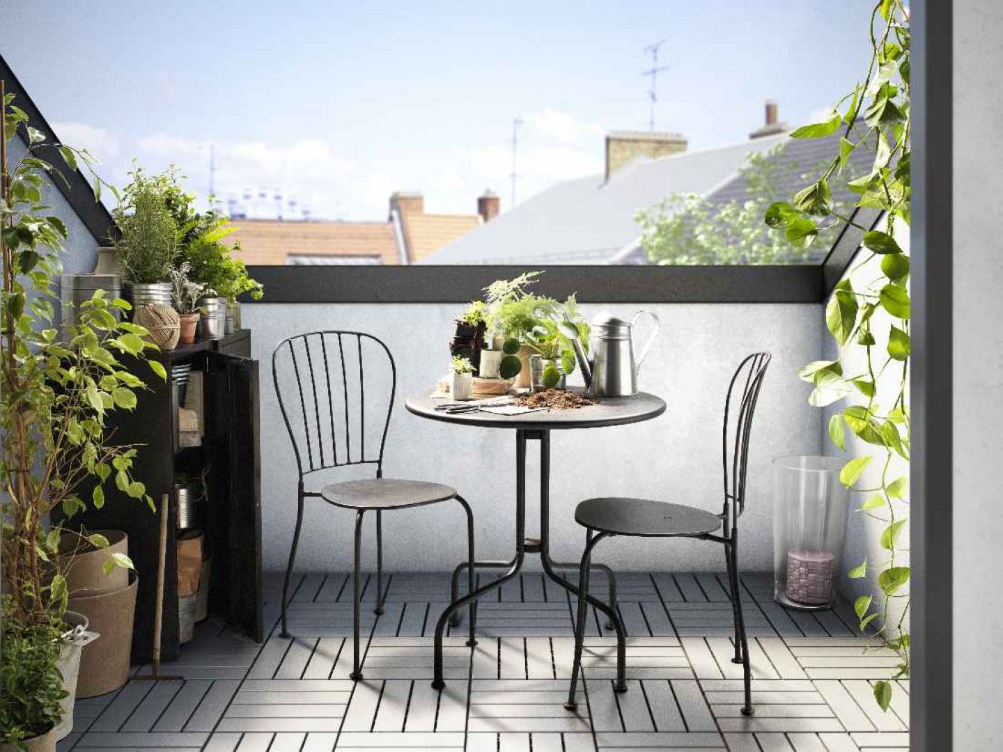W tym sezonie największą popularnością cieszą się meble outdoorowe z drewna i metalu. Fot. IKEA