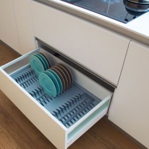 Specjalne wkłady zastosowane w szufladzie kuchennej ułatwiają ułożenie w nich np. talerzy. Fot. Peka