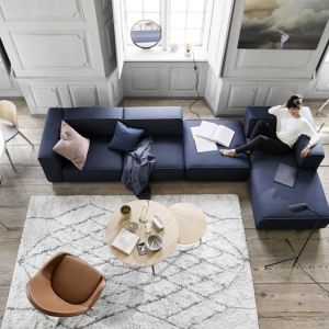 Granatowa sofa w stylu skandynawskim. Fot. BoConcept