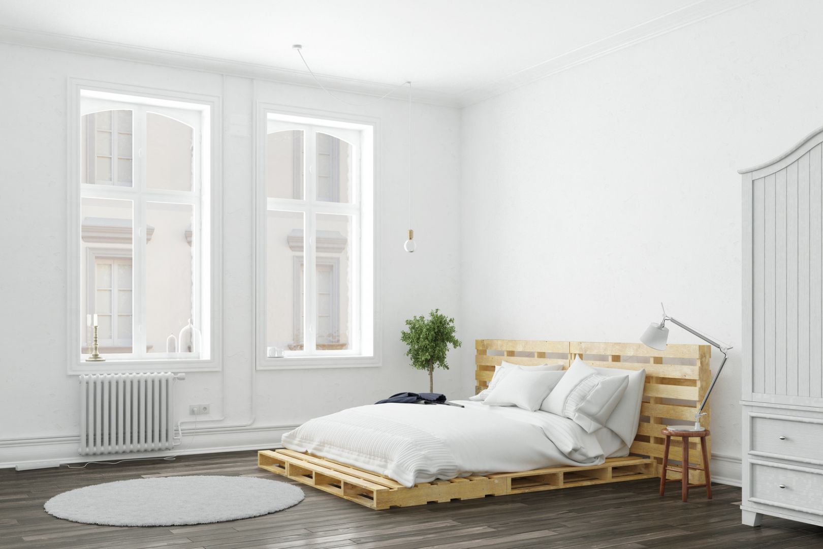 Łóżka z palet w jasnych barwach to propozycja dla osób lubiących wnętrza utrzymane w skandynawskim stylu. Fot. Drewnochron