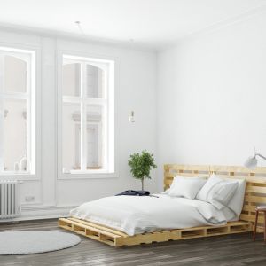 Łóżka z palet w jasnych barwach to propozycja dla osób lubiących wnętrza utrzymane w skandynawskim stylu. Fot. Drewnochron