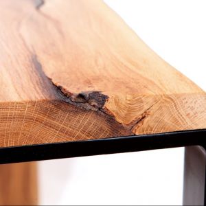 Naturalne rysy drewna w blacie stołu. Fot. Onetree