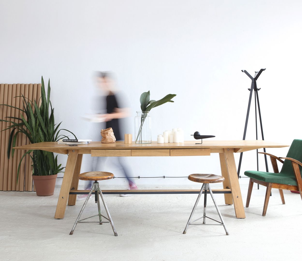 Do drewnianego stołu możemy dobrać dowolne krzesła. Fot. Doki
