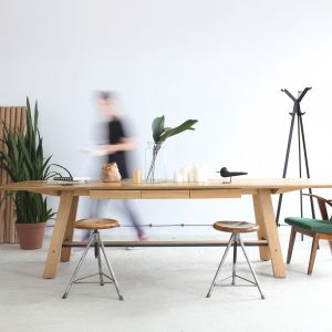 Do drewnianego stołu możemy dobrać dowolne krzesła. Fot. Doki
