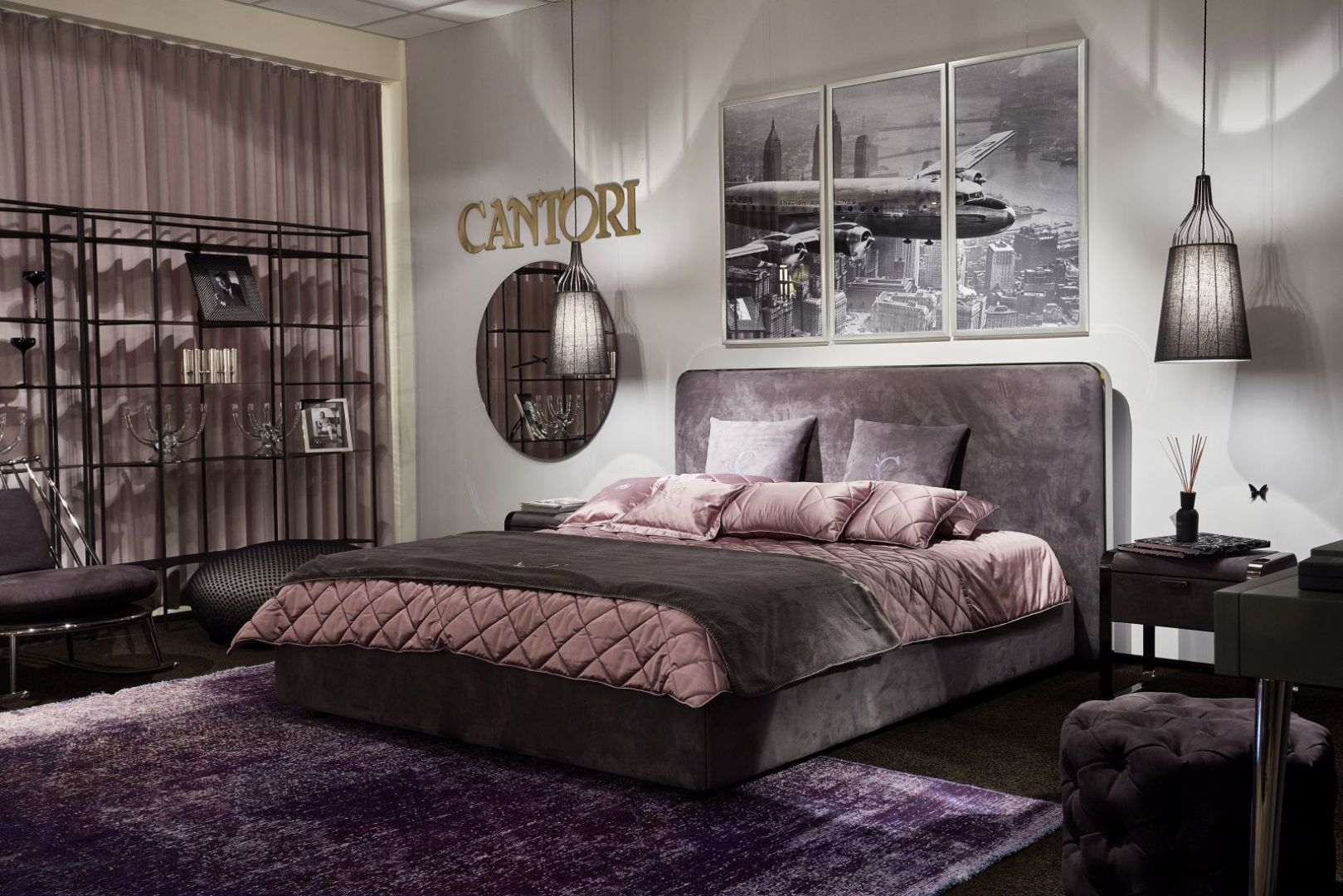 Aksamitne łóżko marki Cantori. Fot. Galeria Heban