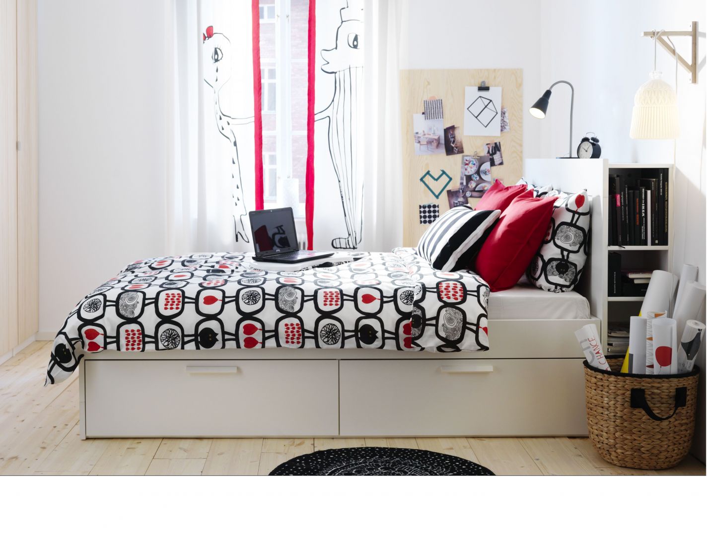 Łóżko Brimnes z szufladami i miniregałem za wezgłowiem. Fot. IKEA