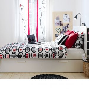 Łóżko Brimnes z szufladami i miniregałem za wezgłowiem. Fot. IKEA