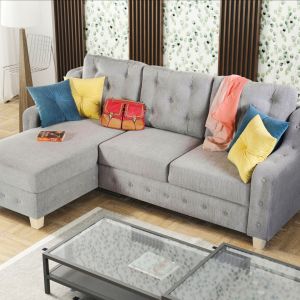 Kolorowe poduszki ożywią szarą sofę. Narożnik Dako. Fot. Estetiv