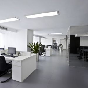 Ciekawym rozwiązaniem jest zastosowanie w biurze paneli LED z możliwością regulacji barwy światła. Fot. GTV