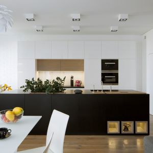 Salon płynnie łączy się z kuchnią i jadalnią. Projekt: Inter-Arch Architekci. Fot. Inter-Arch Architekci