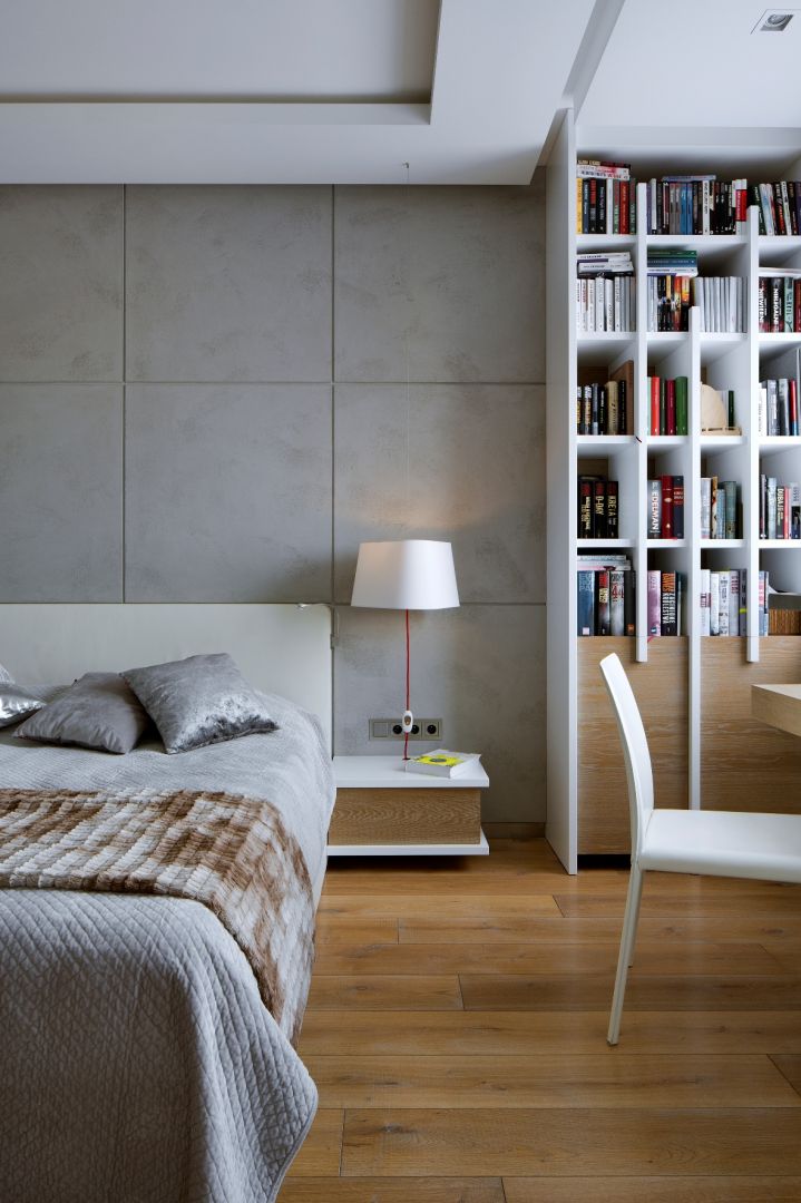 W sypialni króluje twórczy minimalizm. Biała biblioteczka z drewnianymi elementami jest ponadczasową i nowoczesną propozycją, idealnie skrojoną pod właścicieli, którzy cenią sobie elegancję oraz ciepło we wnętrzu. Projekt: Inter-Arch Architekci. Fot. Inter-Arch Architekci