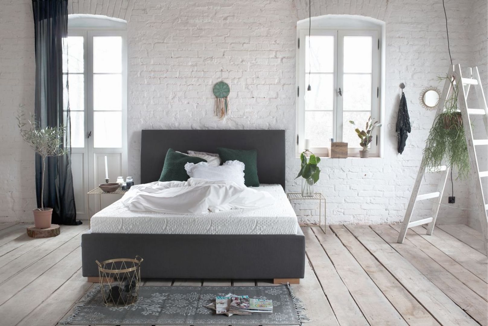 Sypialnia w stylu soft-loft. Łóżko z materacem 