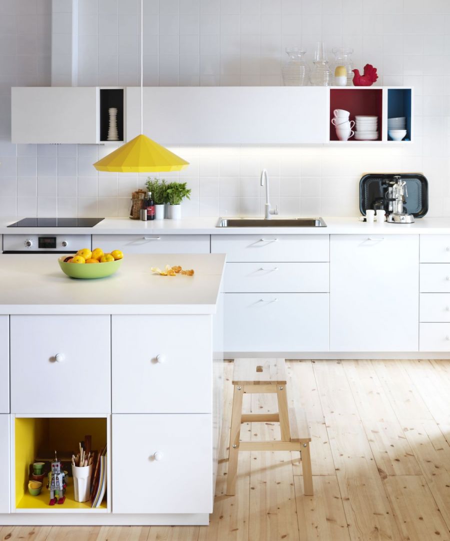 Zabudowa z półkami marki IKEA przeznaczona do aranżacji niewielkiej kuchni. Fot. IKEA