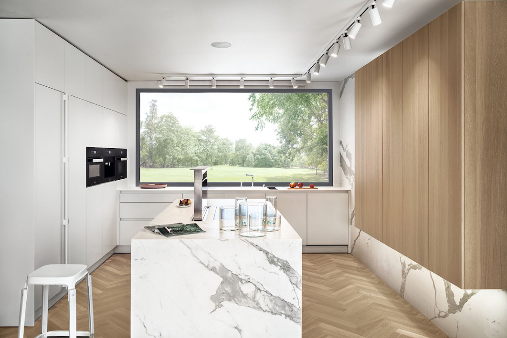 W kuchni Modern biała zabudowa kontrastuje z drewnianą. Fot. Zajc Kuchnie