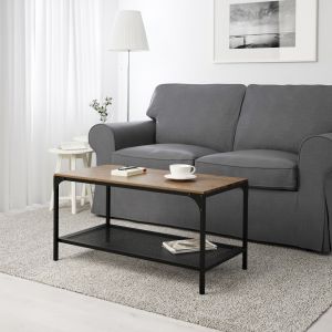 Dwuosobowa sofa i niewielki stolik z półką sprawdzą się w małym salonie. Fot. IKEA