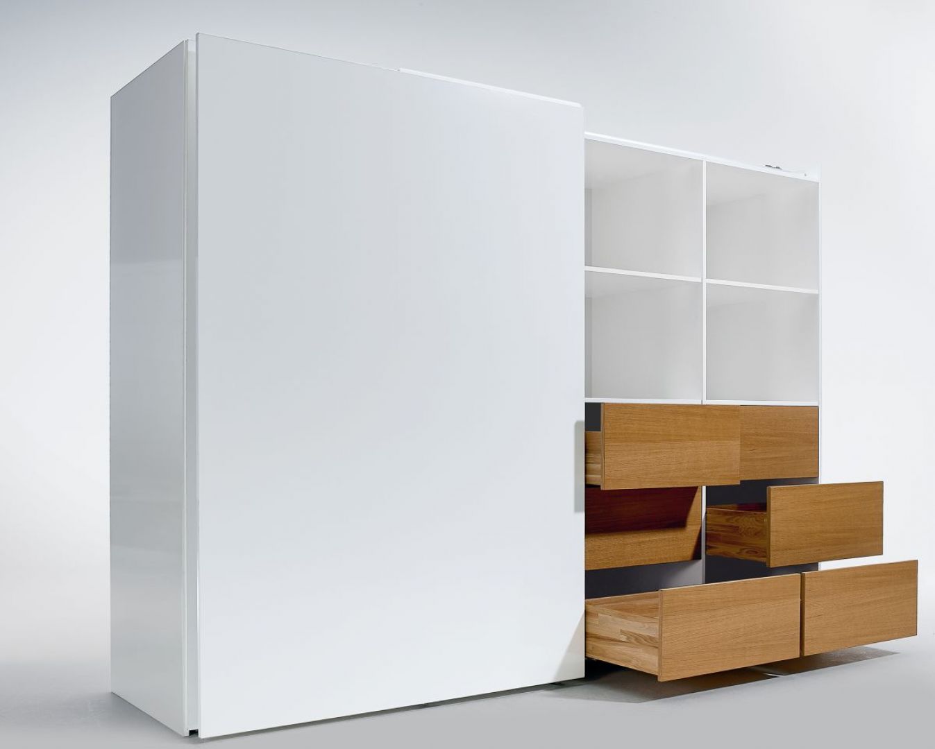 Kolorowe szuflady skrywające się za ascetycznymi, białymi frontami to sposób na urozmaicenie aranżacji wnętrza. Fot. Hettich