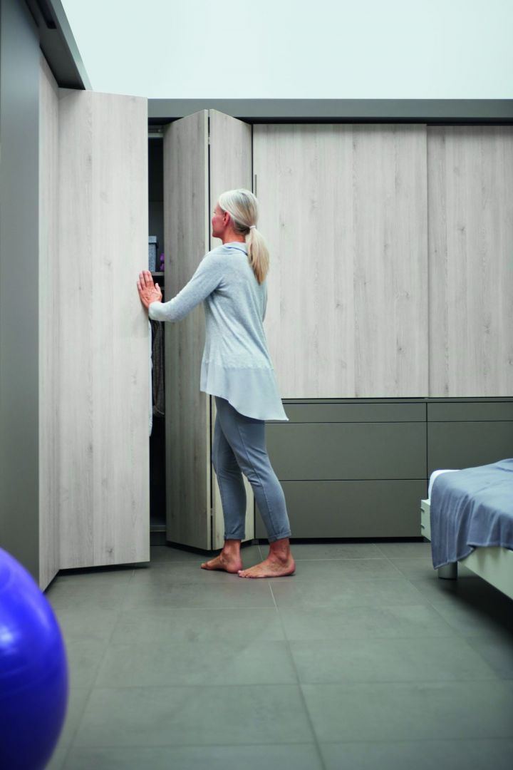 Drzwi składane można zastosować w całej zabudowie szafy, zarówno na prostej ścianie, jak i w narożnikach. Fot. Hettich