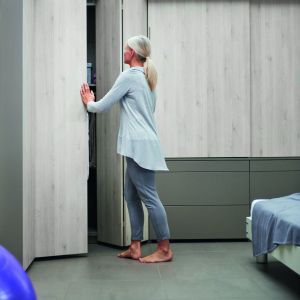 Drzwi składane można zastosować w całej zabudowie szafy, zarówno na prostej ścianie, jak i w narożnikach. Fot. Hettich
