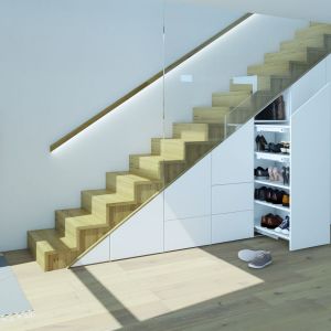 Zabudowując odpowiednio przestrzeń pod schodami, można tam stworzyć wiele praktycznych miejsc do przechowywania. Fot. Hettich