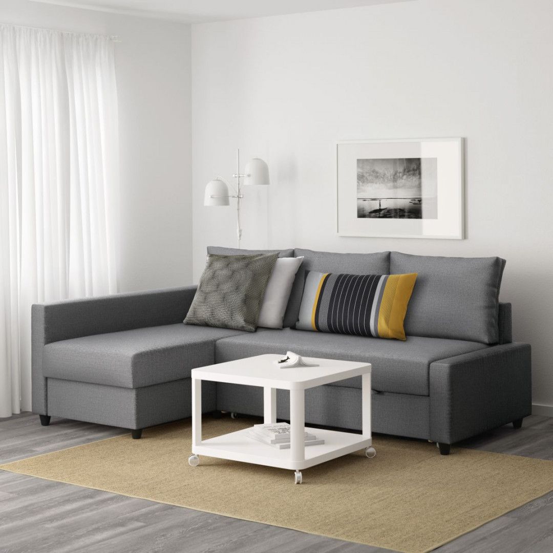 Kompaktowy narożnik i mobilny stolik pozwalają funkcjonalnie umeblowac mały salon. Fot. IKEA

