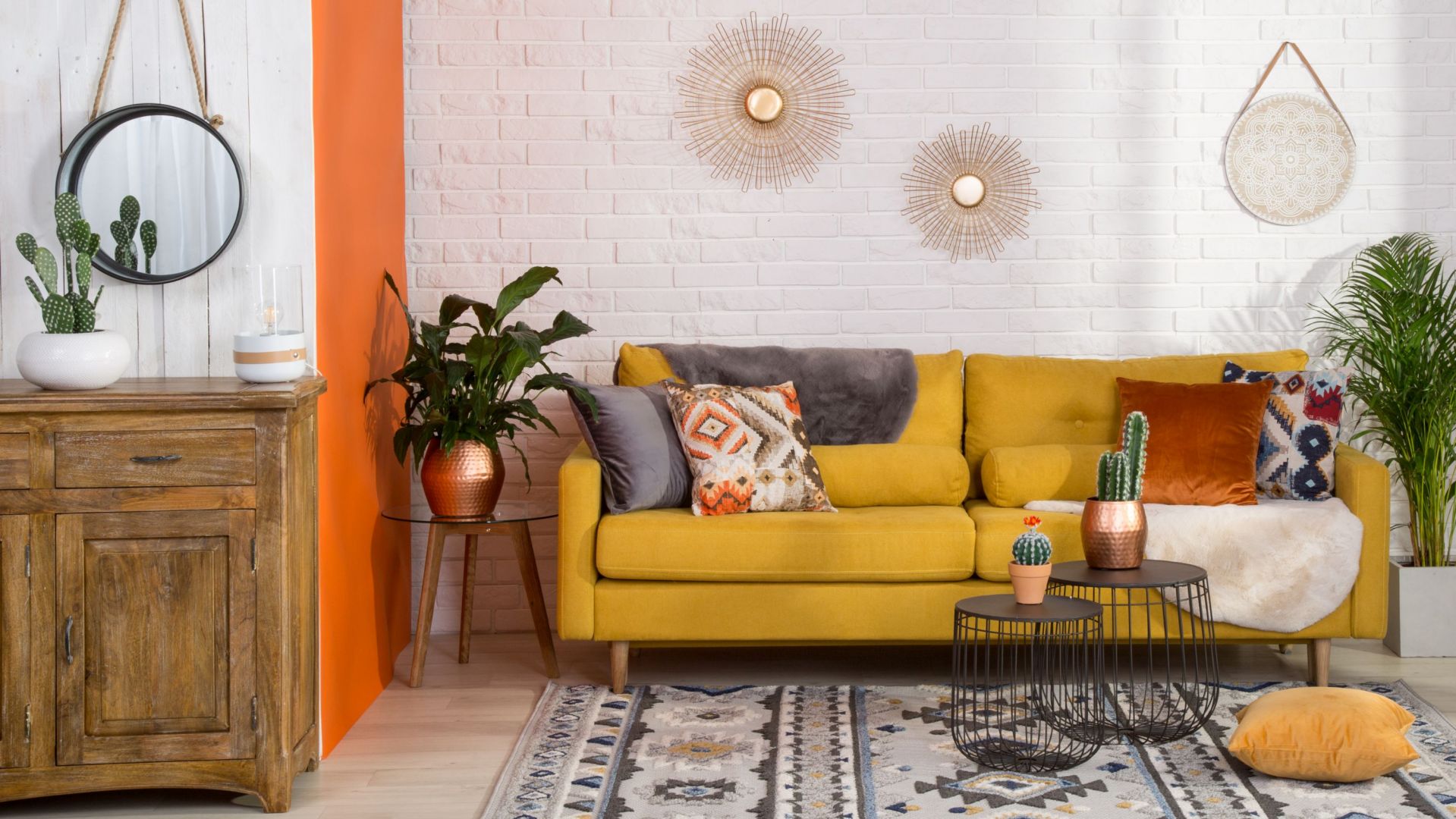 Sofa w kolorze ciepłej żółci dobrze wygląda na tle stonowanych kolorów. Fot. Salony Agata