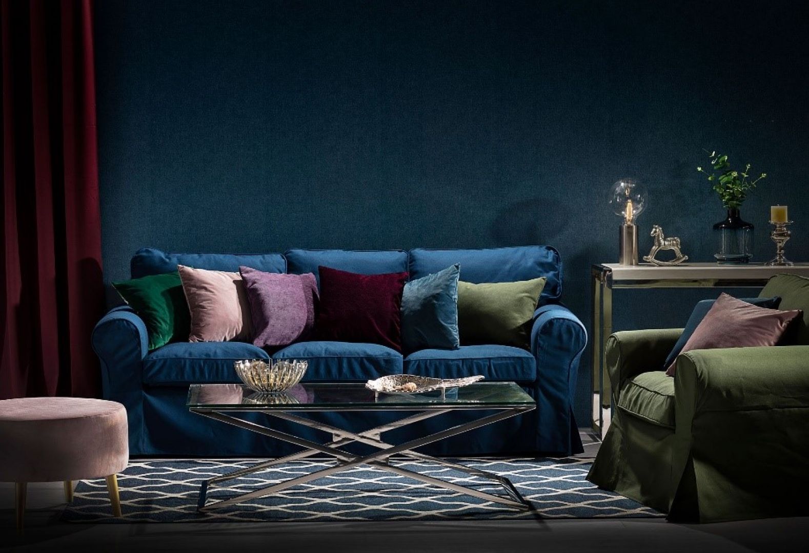 Sofa w niebieskim obiciu. Fot. Dekoria.pl