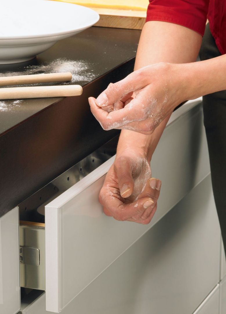 Systemy bezuchwytowe sprawdzają się szczególnie podczas codziennej krzątaniny w kuchni. Fot. Hettich