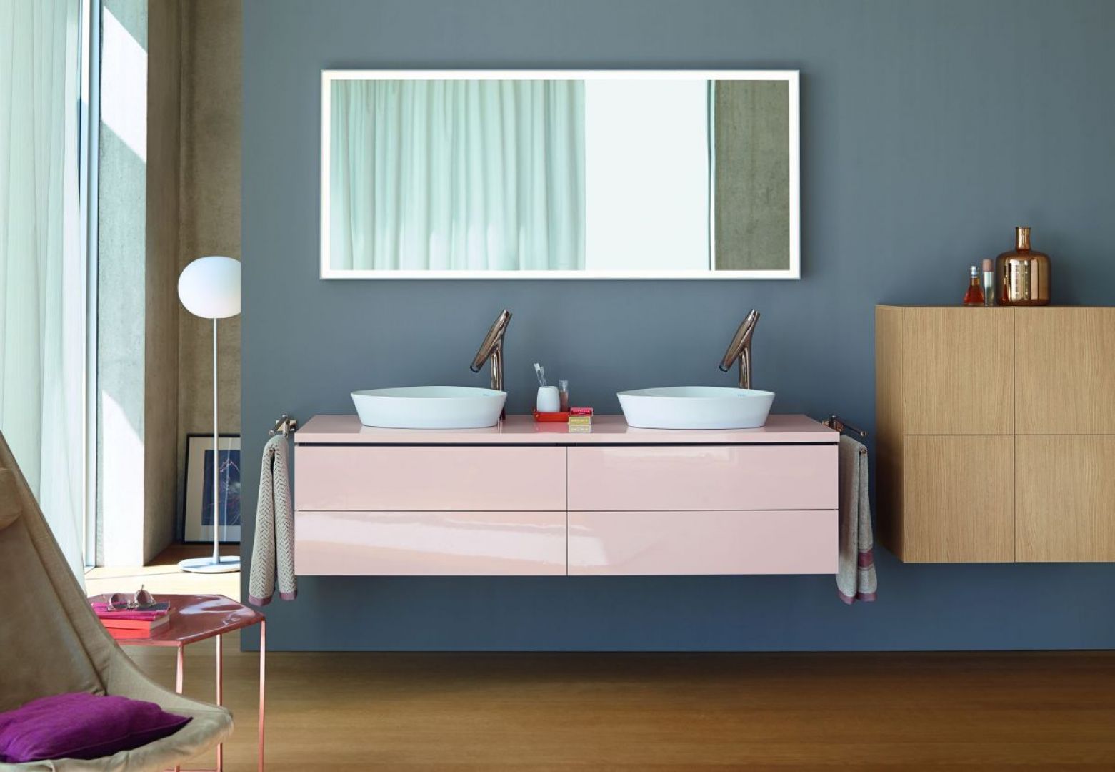 W nowoczesnej łazience często łączy się różnorodne materiały, np. białe fronty z frontami wykończonymi dekorami drewnopodobnymi. Fot. Duravit