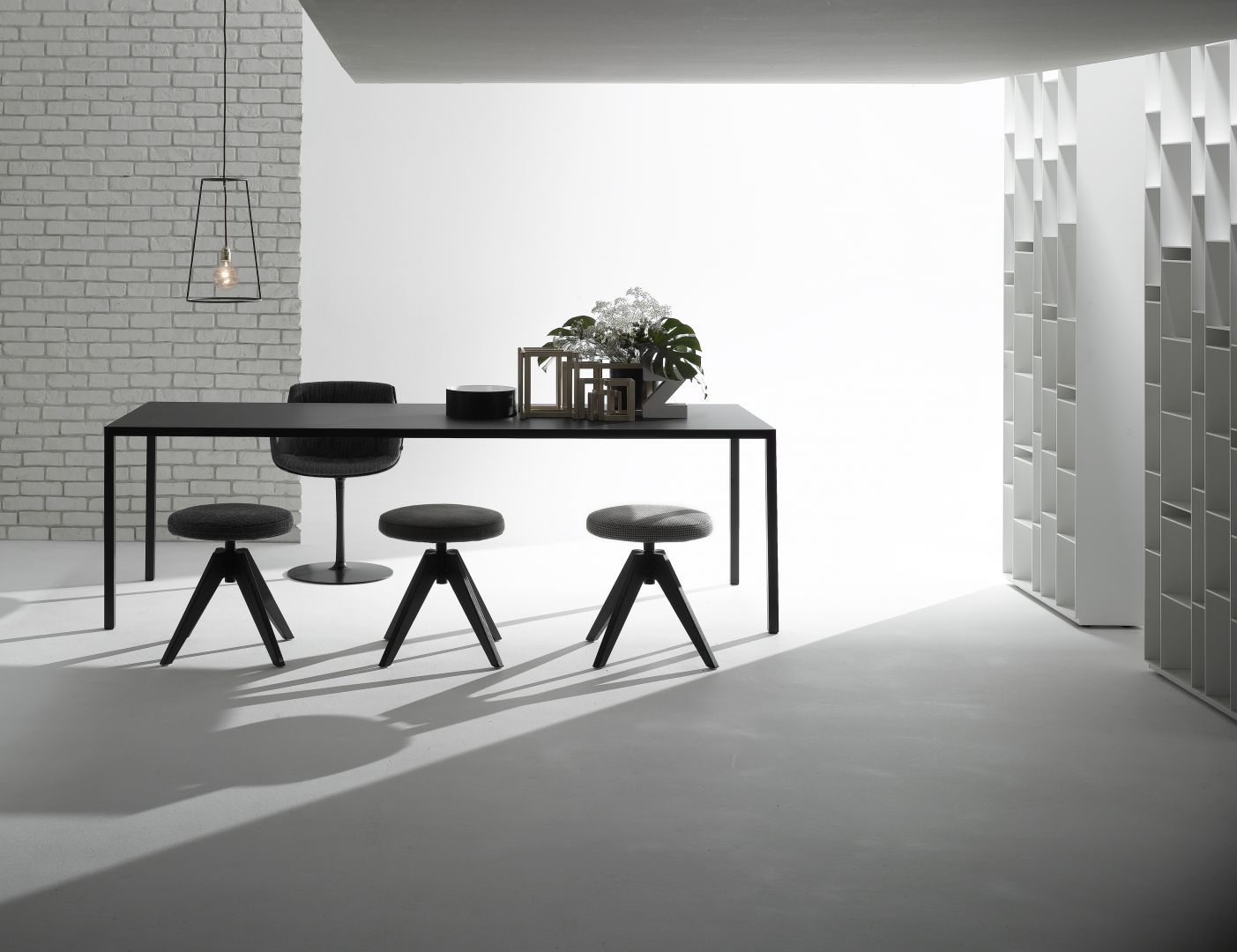 Minimalistyczny stół Tense marki MDF Italia. Fot. Rooms Design