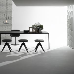 Minimalistyczny stół Tense marki MDF Italia. Fot. Rooms Design