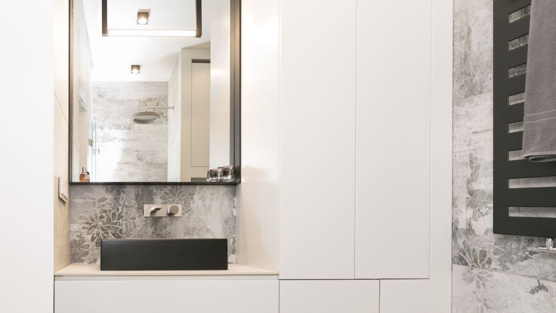 W łazience duże wrażenie robią ręcznie wykonywane baterie włoskiej marki Ritmonio, utrzymane w industrialnym stylu, które uwodzą minimalistyczną formą, ubraną w szczotkowaną stal i betonowe dodatki. Projekt: 3DProjekt architektura.