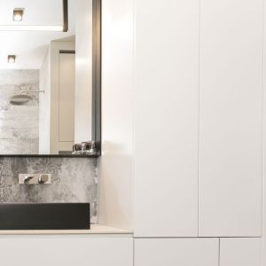 W łazience duże wrażenie robią ręcznie wykonywane baterie włoskiej marki Ritmonio, utrzymane w industrialnym stylu, które uwodzą minimalistyczną formą, ubraną w szczotkowaną stal i betonowe dodatki. Projekt: 3DProjekt architektura.