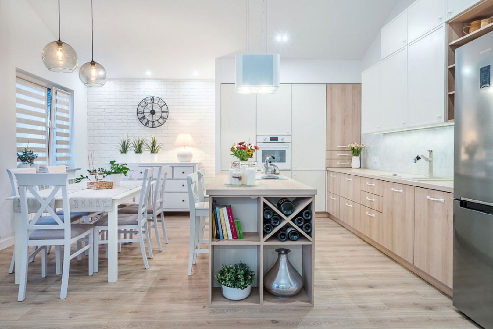 Nowoczesne białe fronty i dekor drewniany - udane połączenie w kuchni. Fot. Studio Camidecor/ Max Kuchnie