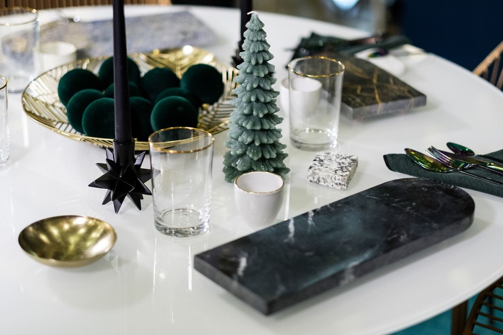 Aranżacja świątecznego stołu przygotowana przez Darię Zawiałow na specjalnej ekspozycji w Domotece. Fot. Domoteka