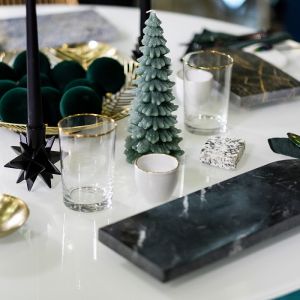 Aranżacja świątecznego stołu przygotowana przez Darię Zawiałow na specjalnej ekspozycji w Domotece. Fot. Domoteka