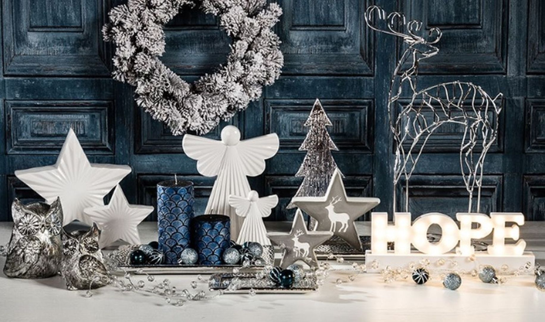 Białe świąteczne dekoracje doskonale komponują się na przykład z granatem. Fot. Agata
