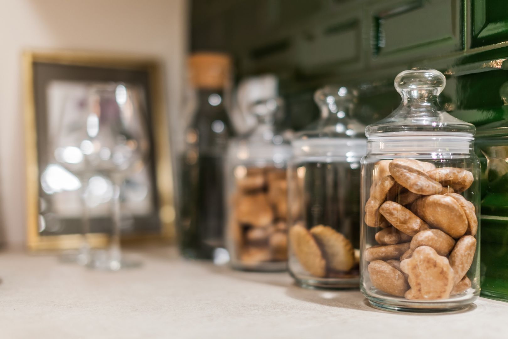 Pierniczki lub kruche ciasteczka umieszczone w specjalnych szklanych słojach zbudują świąteczny nastrój, zachęcając przy tym gości i domowników do poczęstunku. Fot. Pracownia Kodo