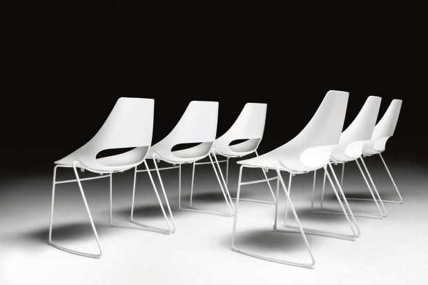 "Echo" to kolekcja nowoczesnych krzeseł z polipropylenu wzmacnianego włóknem szklanym, które charakteryzują się bardzo lekką, a równocześnie wytrzymałą konstrukcją.