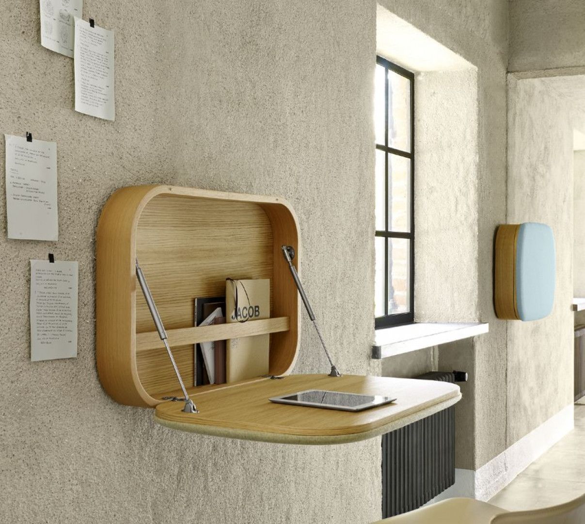Takie biurko zmieści się niemal wszędzie. Biurko Nubo. Projekt: GamFratesi. Fot. Ligne Roset