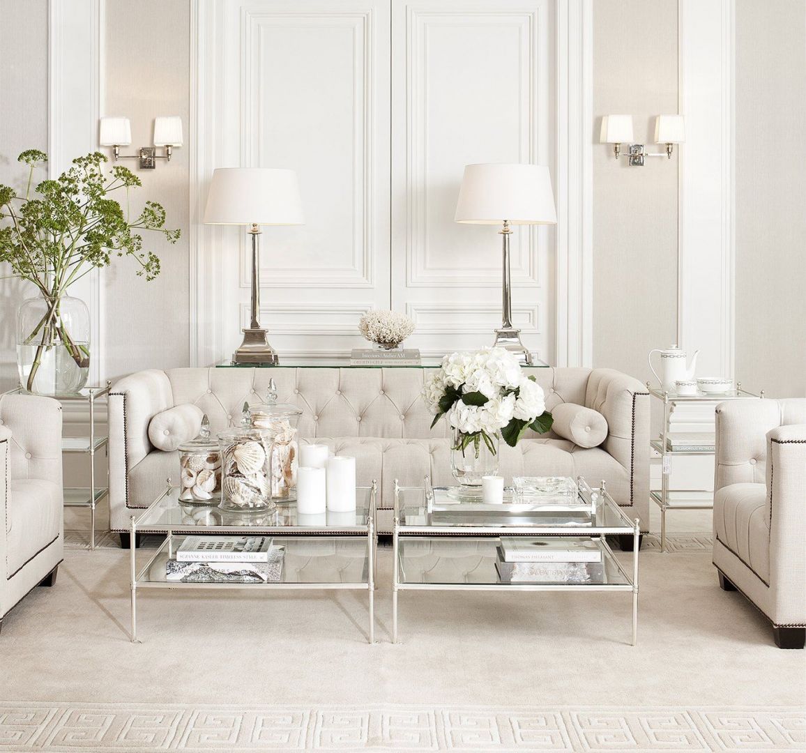 Pikowana sofa i delikatne szklane stoliki pasują do stylu glamour. Fot. Clue Studio