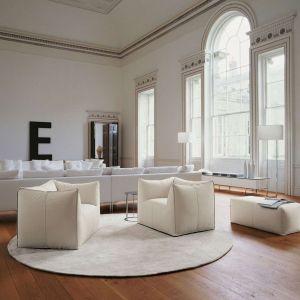 Jasne fotele i sofy w przestronnym salonie. Fot. B&B Italia