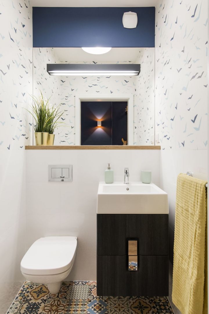 Kolorystyka płytek w łazience oraz elementów dekoracyjnych nawiązuje do barw, które wykorzystano w pozostałych pomieszczeniach. Fot. Kodo