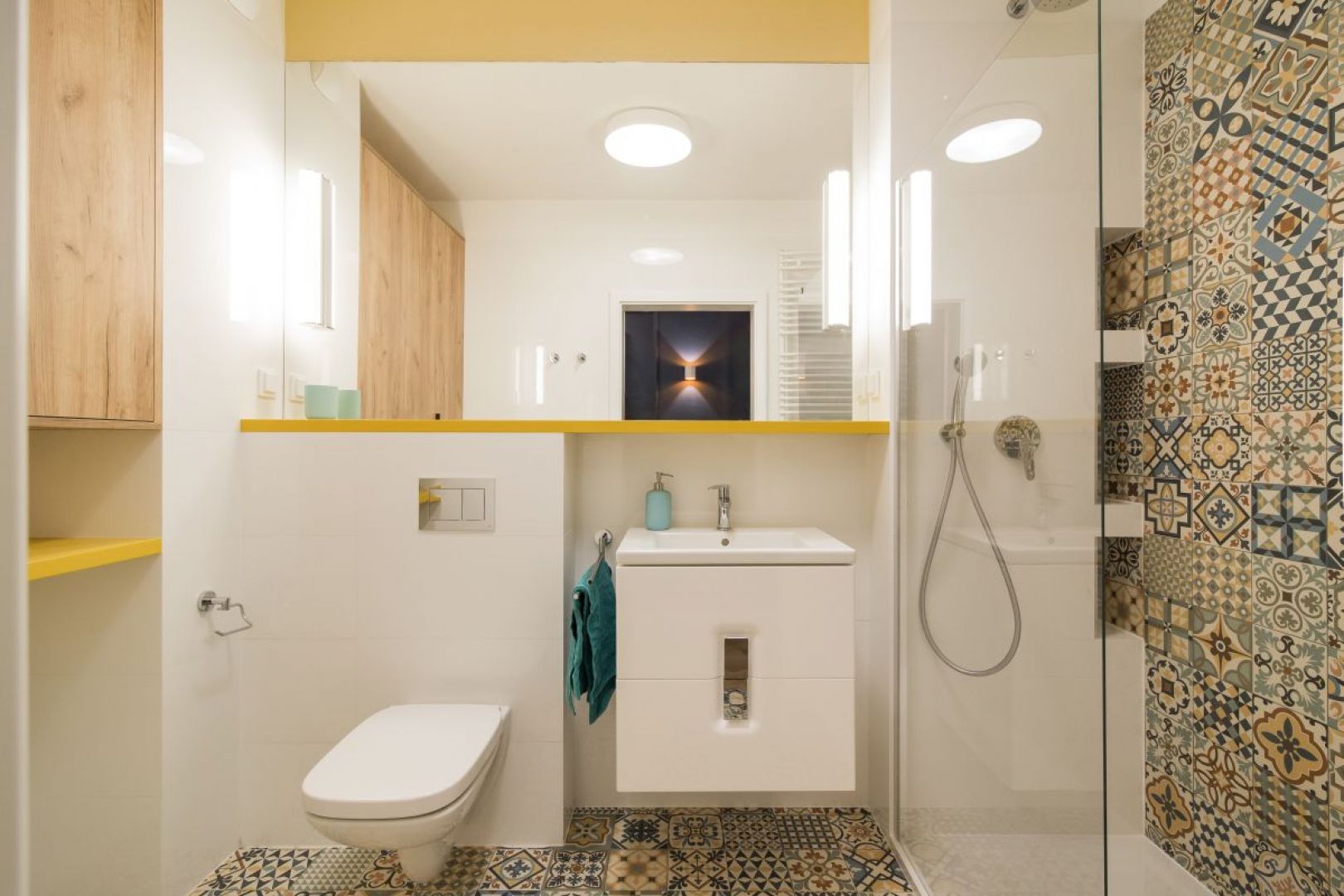 Klimat łazienki został podkreślony za pomocą patchworkowego wzoru płytek. Fot. Kodo