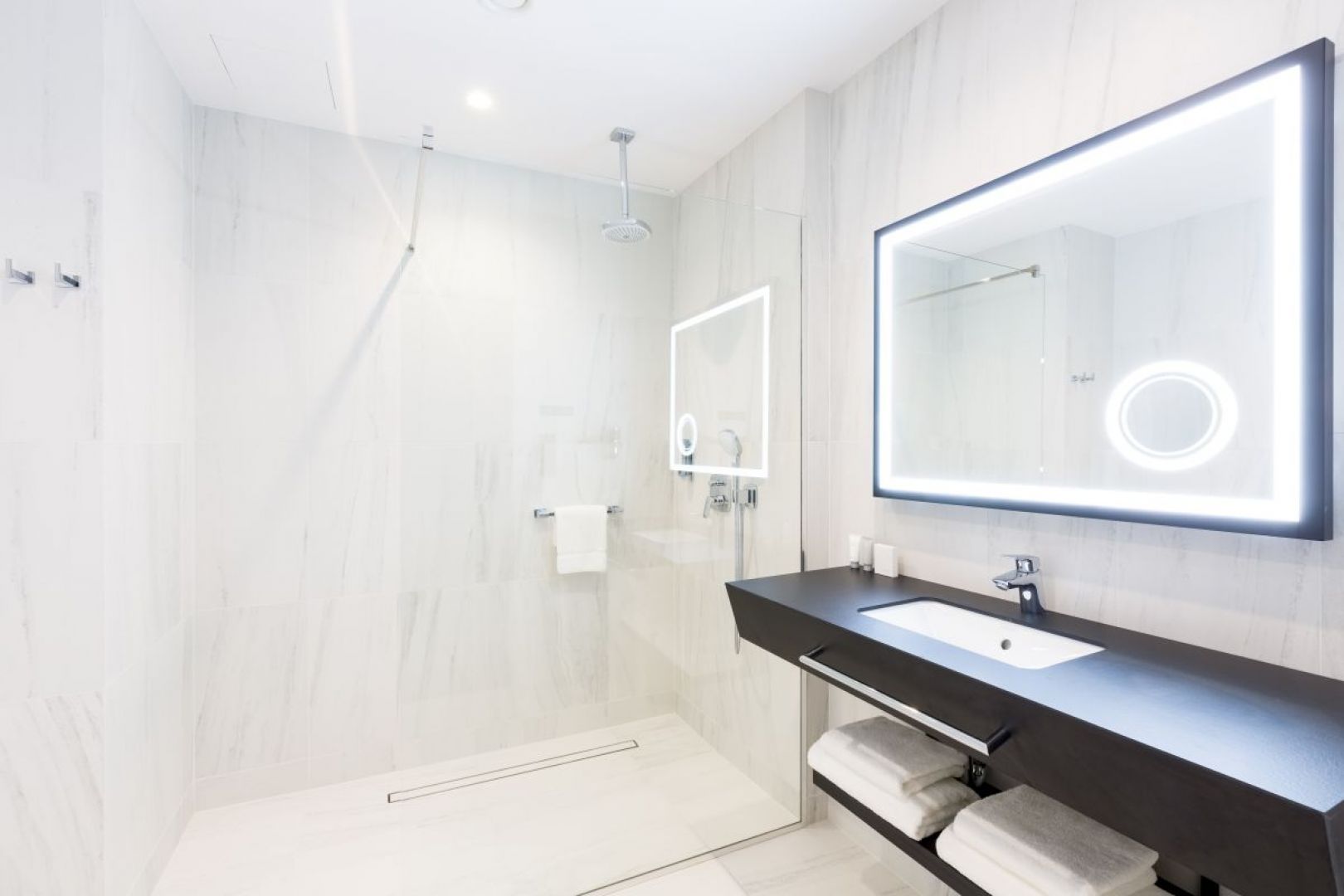 Do wykonania blatu i półki w tej łazience wykorzystano laminat marki Abet Laminati. Fot. Abet Laminati
