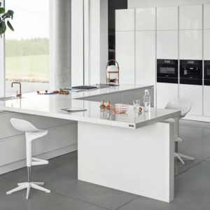 Do minimalistycznej, białej kuchni pasują nowoczesne w formie hokery. Fot. Zajc Kuchnie