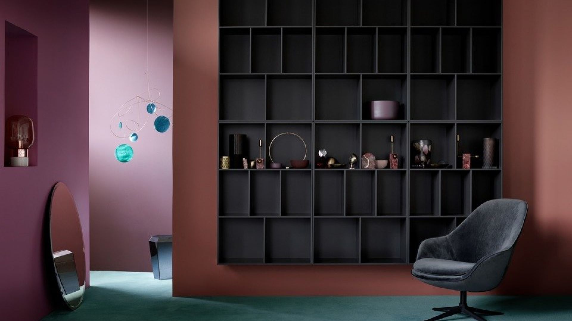 Czarny, wiszący regał. Fot. BoConcept