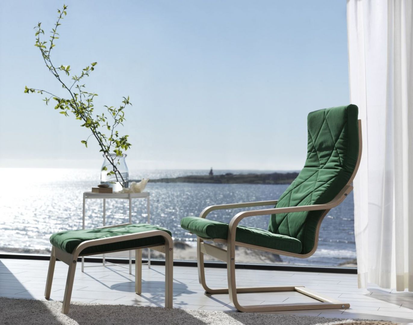 Znany od lat i popularny fotel Poäng z podnóżkiem. Fot. IKEA