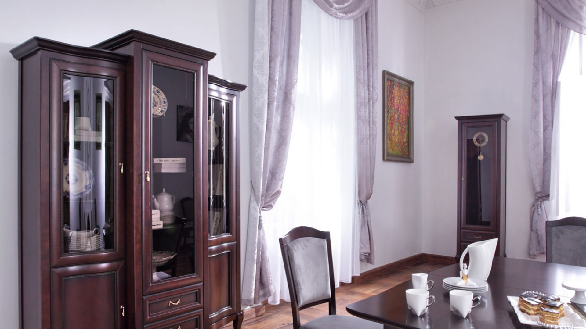 Elegancka serwantka z kolekcji Victoria. Fot. Mebin