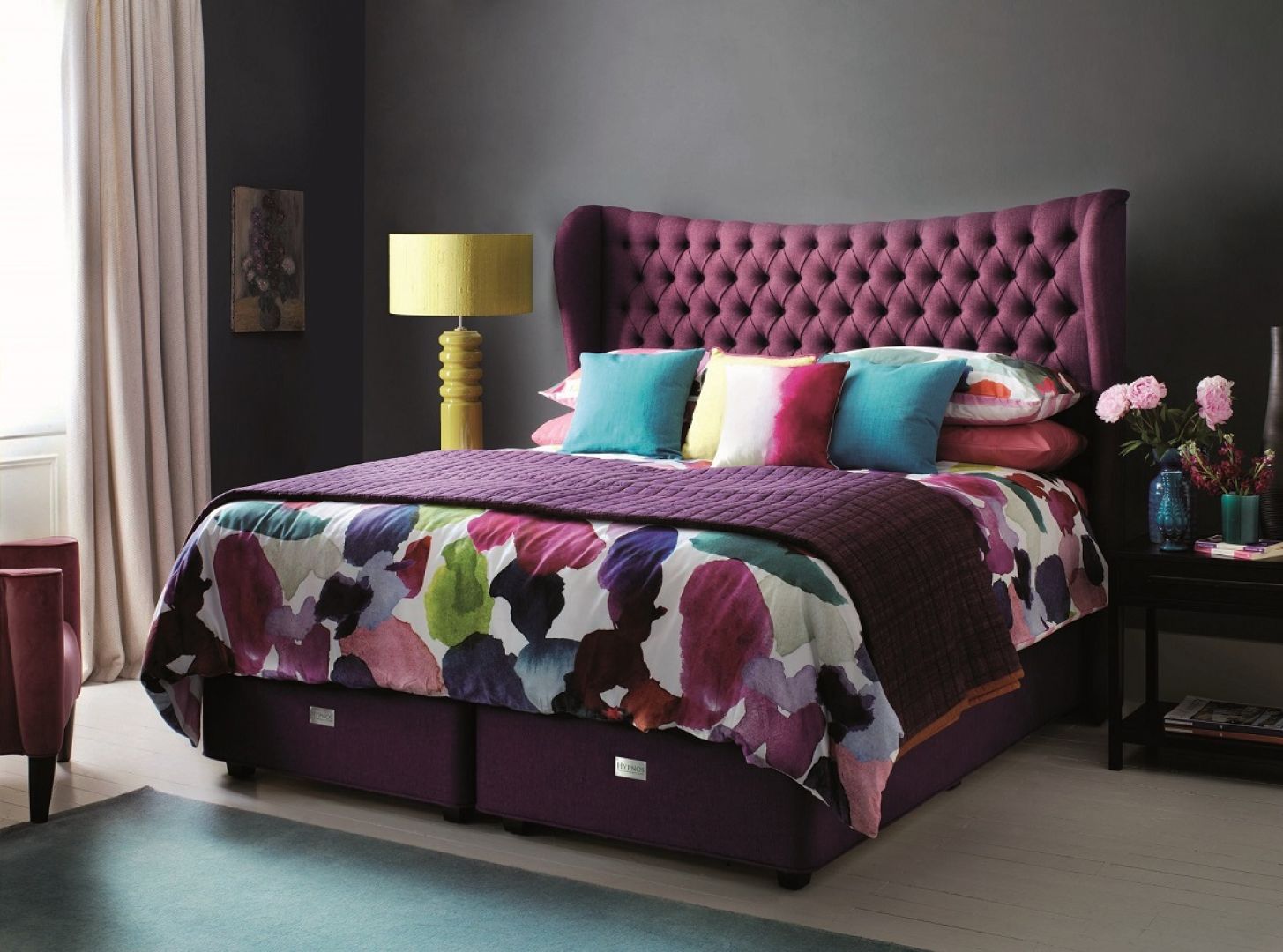 Łóżko tapicerowane z pikowanym wezgłowiem, utrzymane w ciemnej kolorystyce. Fot. Hypnos Beds